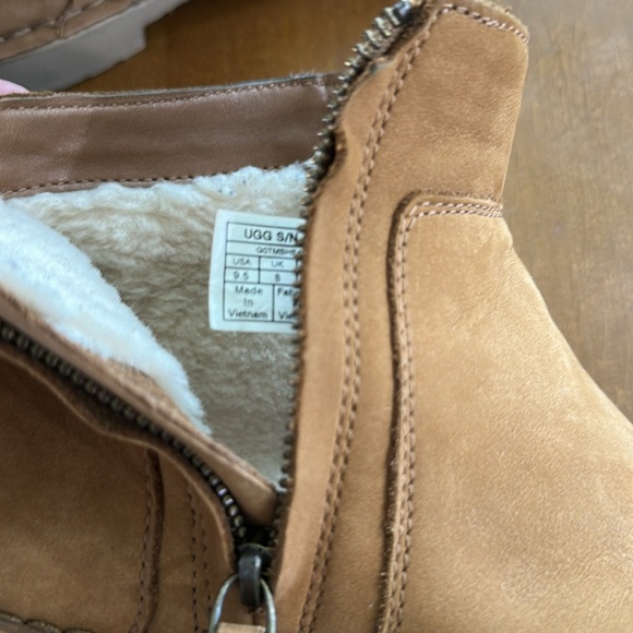 UGG, leather fur lined women’s ankle boots with zippers - Picture 5 of 9